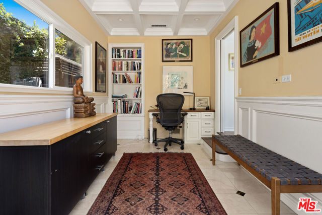 1089 Palms Boulevard, Venice CA: https://media.crmls.org/mediaz/686dc479-3ba1-41f0-b983-01227d74a730.jpg