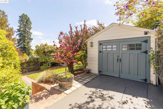 2451 Carmel St, Oakland CA: https://media.crmls.org/mediaz/686e9d79-3c58-43be-a5be-e39622898a4a.jpg
