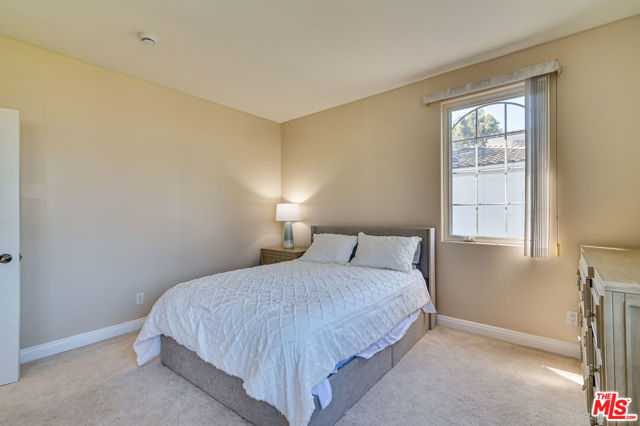 1008 Harbor Crossing Lane, Marina del Rey CA: https://media.crmls.org/mediaz/686f966e-6485-41d8-aa18-45c62d148c74.jpg