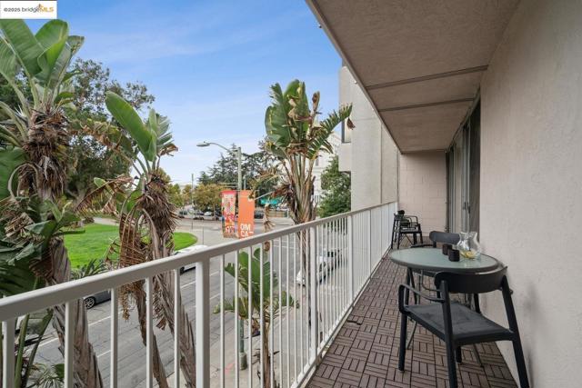 1425 Lakeside DR, Oakland CA: https://media.crmls.org/mediaz/686fbbb0-85d4-43a5-93ec-7ef7931facbc.jpg