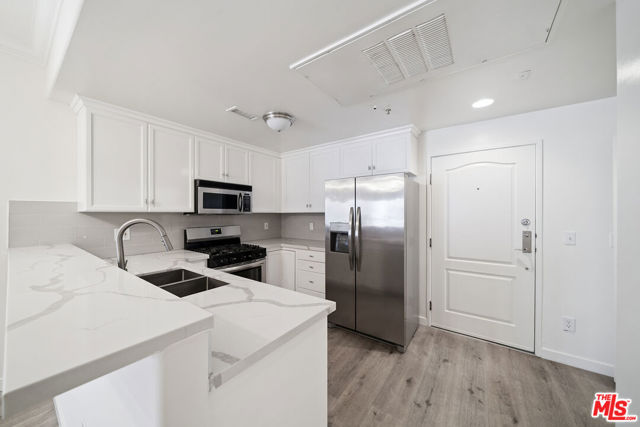 2335 S Bentley Avenue, Los Angeles CA: https://media.crmls.org/mediaz/68701f9a-535b-4336-bee1-a6161504fa30.jpg