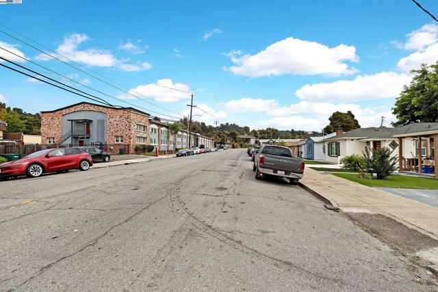 10339 Foothill Blvd, Oakland CA: https://media.crmls.org/mediaz/68704b5d-0434-4aa2-bb86-ccba5fdf9a99.jpg