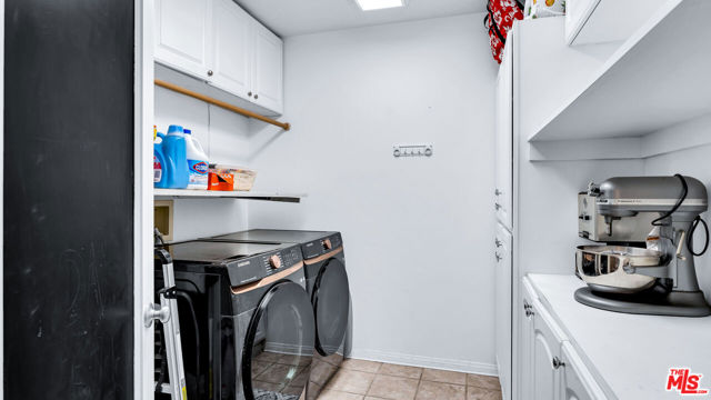 4559 Morella Avenue, Valley Village CA: https://media.crmls.org/mediaz/6870f4cc-76b3-4fb0-9901-bd0b654bafc8.jpg