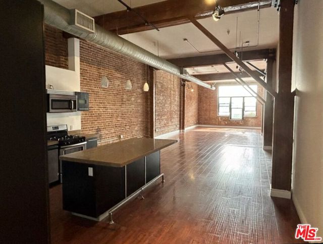 652 Mateo Street, Los Angeles CA: https://media.crmls.org/mediaz/6870f503-809a-4b5e-b93b-8ac83accdb02.jpg