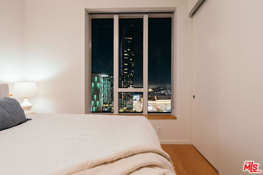 https://media.crmls.org/mediaz/6872f4d6-7cb5-47d0-b1c7-f6d0fdf41049.jpg?preset=X-Large