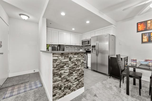 Detail Gallery Image 7 of 26 For 6024 Rancho Mission Rd #330,  San Diego,  CA 92108 - 2 Beds | 1 Baths