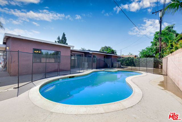 5633 Cedarglen Drive, Azusa CA: https://media.crmls.org/mediaz/6873ba5b-e5bb-47f3-b25b-4a9bff629bb4.jpg