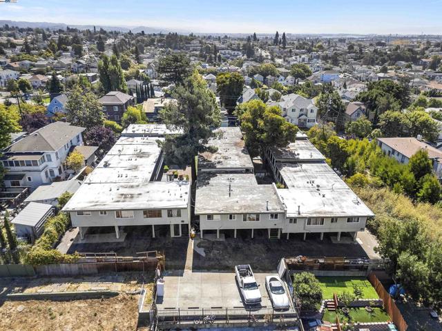 2515 10th Ave, Oakland CA: https://media.crmls.org/mediaz/6874d24c-35c2-4064-82bb-d352b159087b.jpg