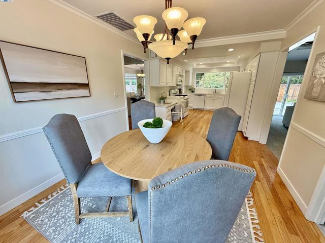 5647 Southbrook Dr, Clayton CA: https://media.crmls.org/mediaz/687527bf-a702-480d-a96d-a41a397e7b2d.jpg