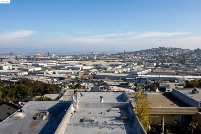 661 Peralta Ave Unit 3, San Francisco CA: https://media.crmls.org/mediaz/68756f80-8ad9-485c-9f0a-7c188c542b6d.jpg