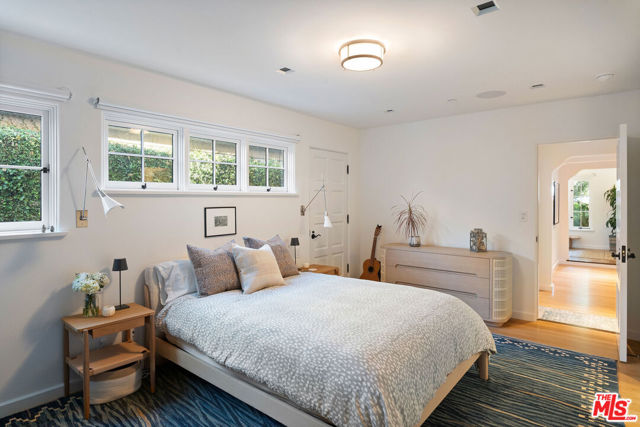 Image 47 of 72 For 705 Palisades Beach Road