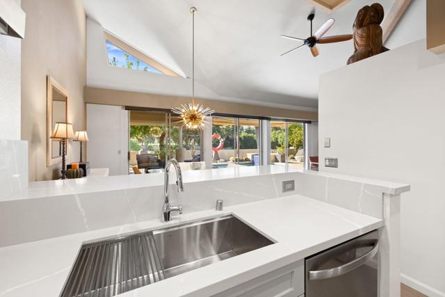 267 Kavenish W Drive, Rancho Mirage CA: https://media.crmls.org/mediaz/68774e97-39e7-43b2-84ba-5480bf80d154.jpg
