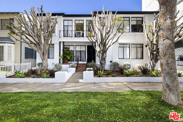 121 S Crescent Drive, Beverly Hills CA: https://media.crmls.org/mediaz/6877612b-893f-4e5b-90ef-c25a2a8aa5df.jpg