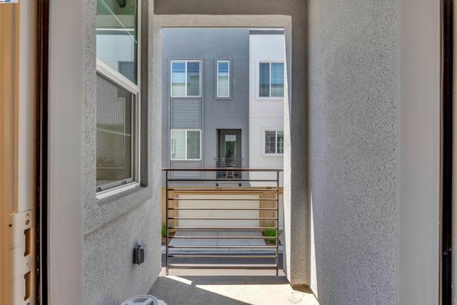 2866 Crusader st, Alameda CA: https://media.crmls.org/mediaz/687895f3-387c-4b38-b4e7-38be648a3a41.jpg