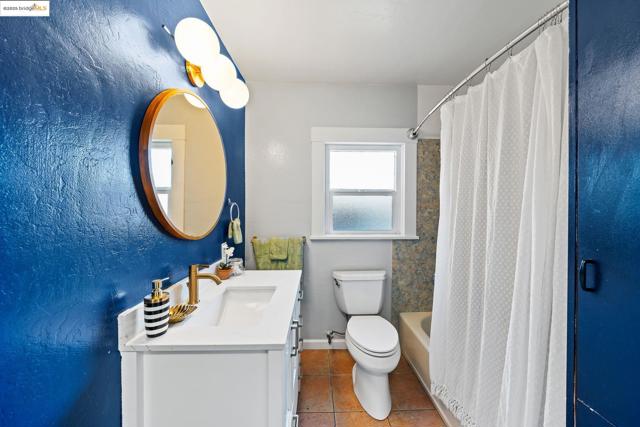 1547 68Th Ave, Oakland CA: https://media.crmls.org/mediaz/687902e7-1f7f-4f68-afee-303b78409c3c.jpg