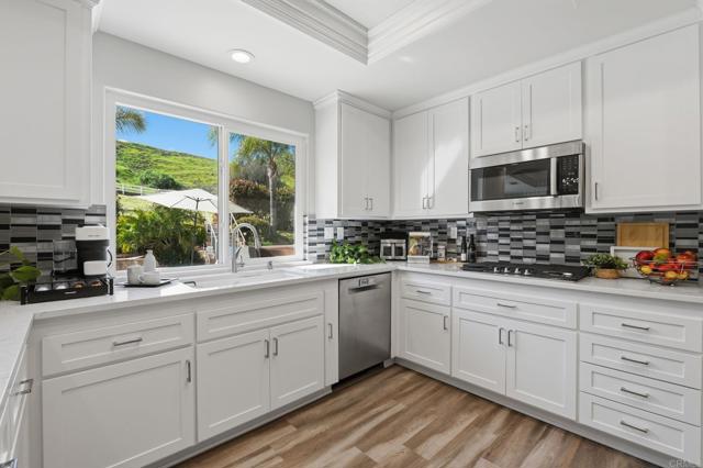 Detail Gallery Image 8 of 74 For 4851 Sweetgrass Ln, Bonsall,  CA 92003 - 4 Beds | 2/1 Baths