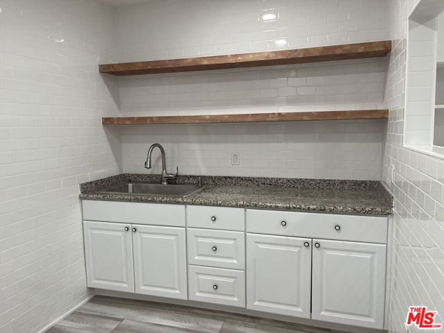 1307 Innes Place, Venice CA: https://media.crmls.org/mediaz/687933b6-0926-4434-b17d-8faa6bc05c3f.jpg