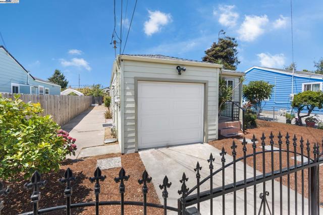 455 32nd St, Richmond CA: https://media.crmls.org/mediaz/6879c082-fc7a-4f9e-a1e2-01528599b24b.jpg