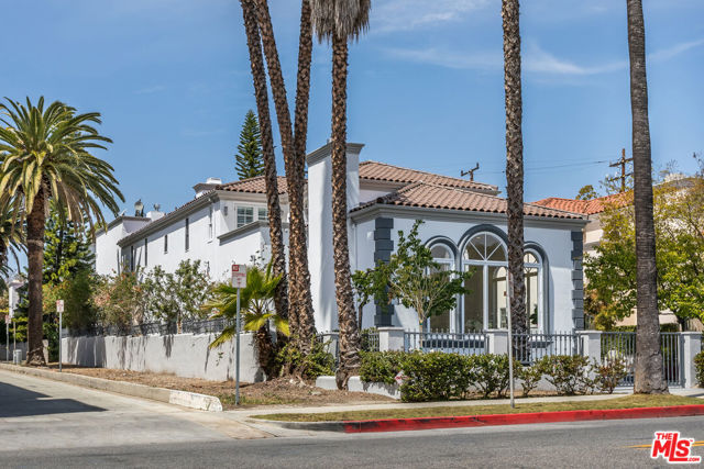 107 N Doheny Drive, Beverly Hills CA: https://media.crmls.org/mediaz/6879f16a-d28b-497c-9716-377a1ab5aa4e.jpg