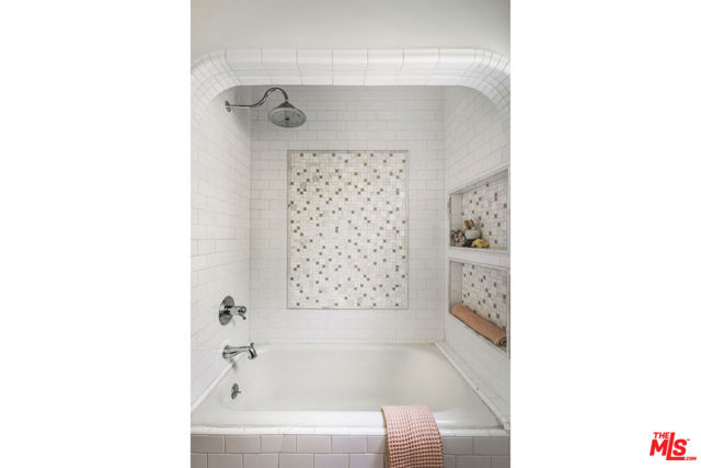 6105 Mount Angelus Drive, Los Angeles CA: https://media.crmls.org/mediaz/687a3299-f4dd-4db8-a0a2-7c6fb694a83b.jpg