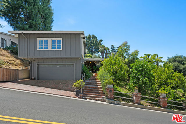 16582 Calneva Drive, Encino CA: https://media.crmls.org/mediaz/687ae5e8-6f74-4d77-85de-a862dfe18ae4.jpg