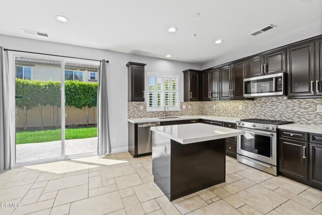 Detail Gallery Image 6 of 37 For 615 Halifax Ln, Oxnard,  CA 93035 - 3 Beds | 2/1 Baths