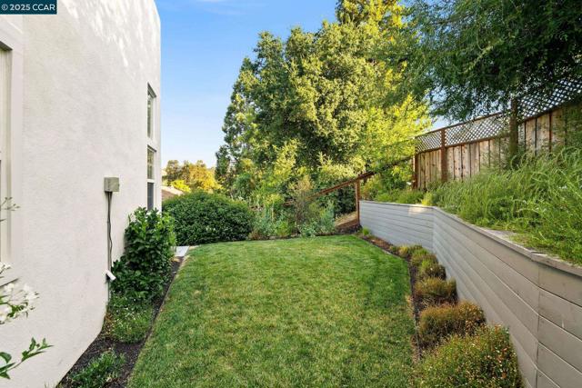 117 Montana Dr, Danville CA: https://media.crmls.org/mediaz/687b3933-a87b-48f5-9148-cb857eade59b.jpg