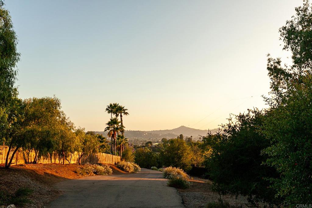 https://media.crmls.org/mediaz/687b3df9-5b8a-432d-8920-47639c55b5fd.jpg?preset=X-Large