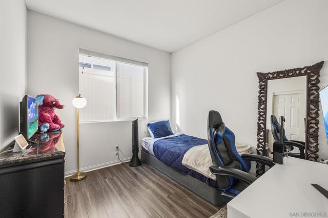 532 Enzo St, Lake Elsinore CA: https://media.crmls.org/mediaz/687c2080-8f0f-481f-b63c-de39b17781d3.jpg