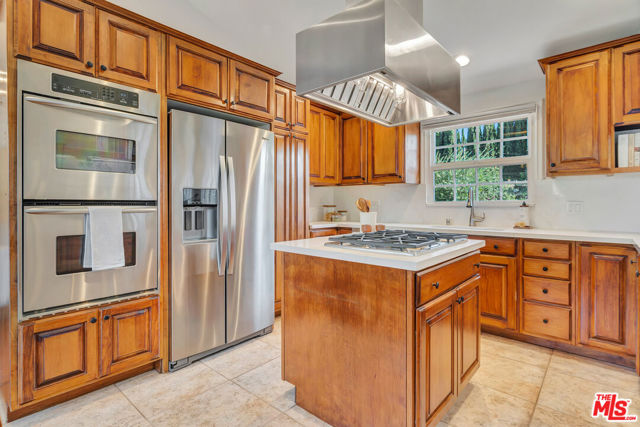 6001 Oakdale Avenue, Woodland Hills CA: https://media.crmls.org/mediaz/687ca32c-3380-4984-8cba-25c1e2d80516.jpg