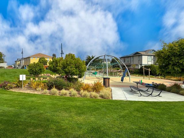 267 Sandy Gulch Drive, Marina CA: https://media.crmls.org/mediaz/687cf8d5-42d1-4980-937e-cb6b08ac0b6b.jpg