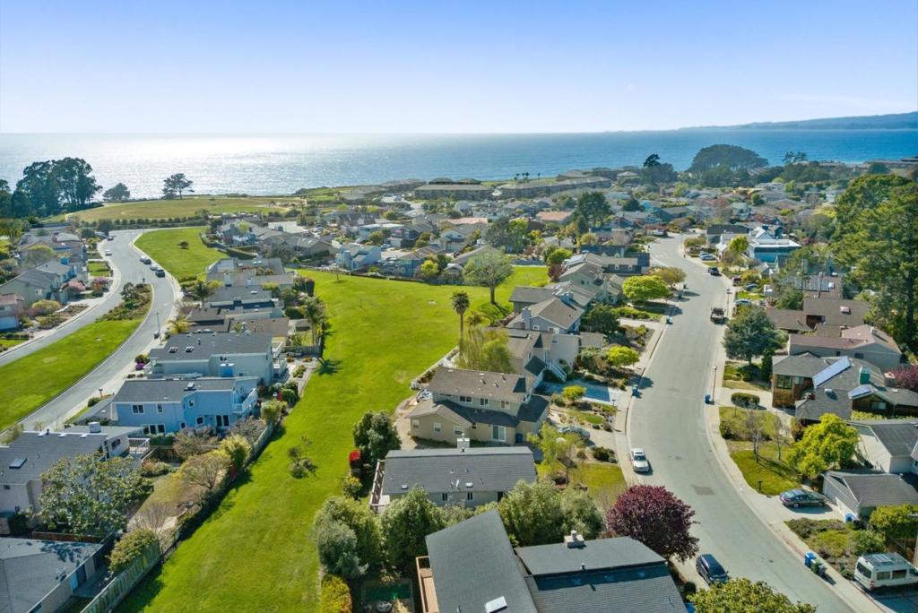 https://media.crmls.org/mediaz/687d9774-d098-485f-8440-780693bdf3ea.jpg?preset=X-Large