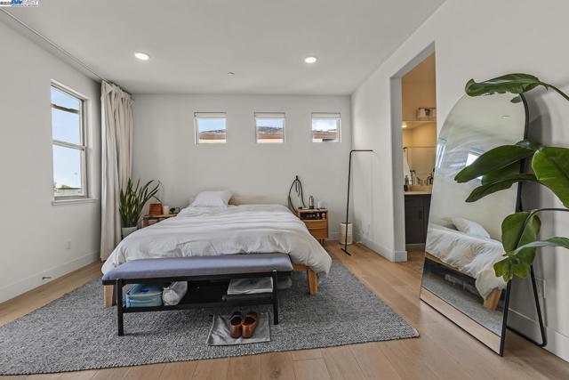 2683 5Th St, Alameda CA: https://media.crmls.org/mediaz/687da398-989d-40b7-9398-348a0c8ffed3.jpg