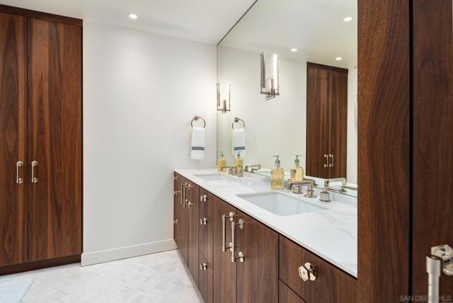 939 Coast Blvd, La Jolla CA: https://media.crmls.org/mediaz/687df744-59cd-450b-81ba-f0ab9fa15c10.jpg