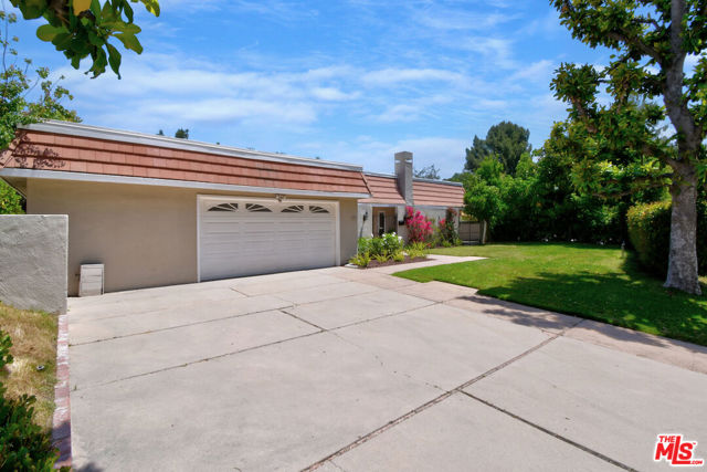 23637 Park Belmonte, Calabasas CA: https://media.crmls.org/mediaz/687f4aed-f455-437f-a12f-9ab6af84cb7e.jpg
