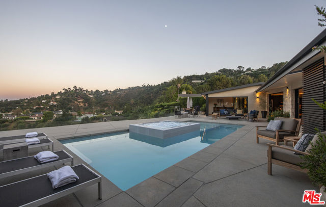 3526 Wrightwood Court, Studio City CA: https://media.crmls.org/mediaz/687f5a2f-a1ce-481d-9f69-93879850a899.jpg
