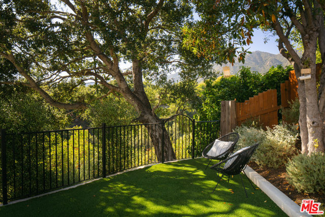715 Circle Drive, Montecito CA: https://media.crmls.org/mediaz/687fa6f0-72a9-4019-9906-5b11fb5ee216.jpg