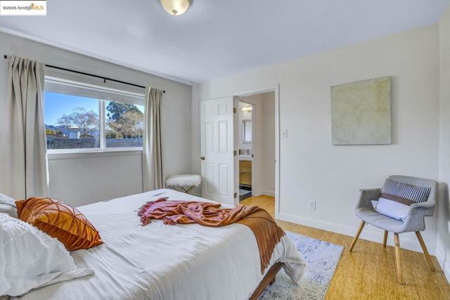 2327 10Th St, Berkeley CA: https://media.crmls.org/mediaz/6881b910-8d09-417e-9d68-0ffb6fe7503b.jpg