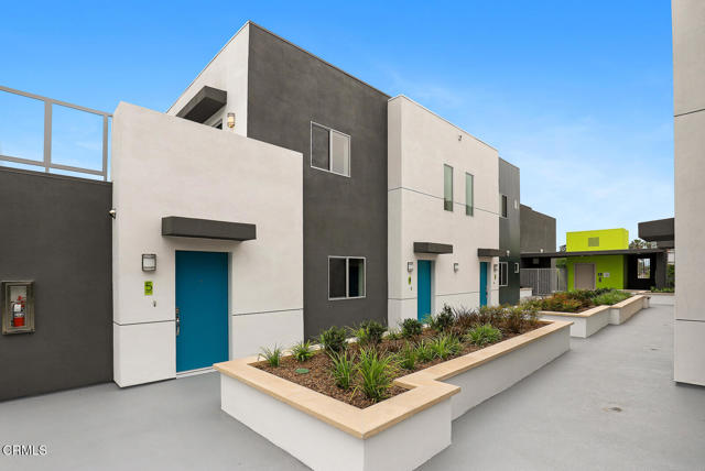 2000 Lake Avenue, Altadena CA: https://media.crmls.org/mediaz/68823834-3e9f-464d-9d94-a74c966e105f.jpg
