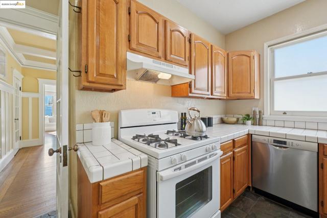 2002 Chestnut St, Oakland CA: https://media.crmls.org/mediaz/68839c91-6043-4473-bbd1-65c67de92de4.jpg