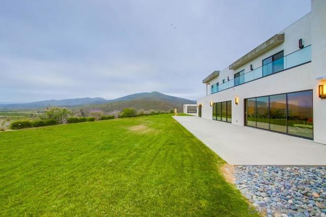 2885 Gate Three Place, Chula Vista CA: https://media.crmls.org/mediaz/688406ab-eb5c-4664-b6ee-6b5fd658b91c.jpg