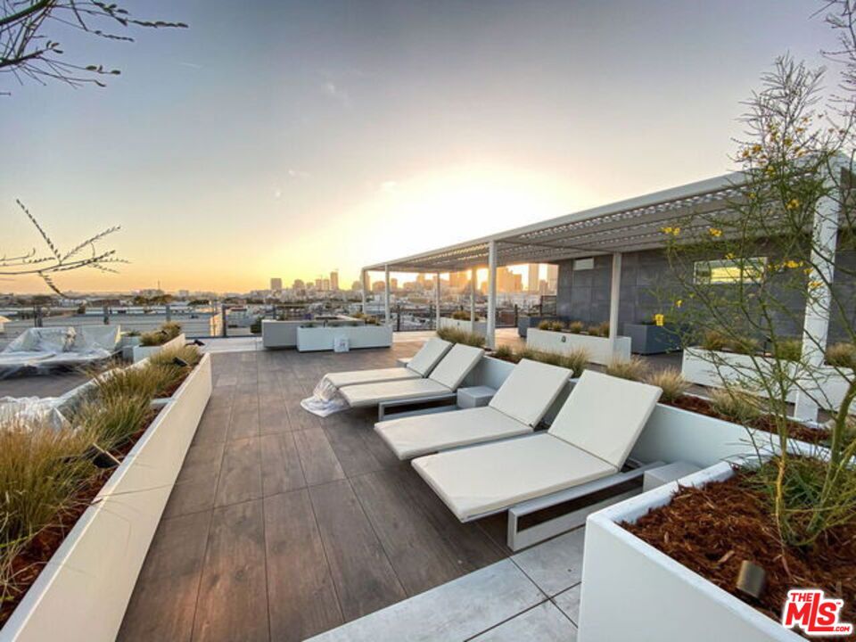 527 Molino Street 201
