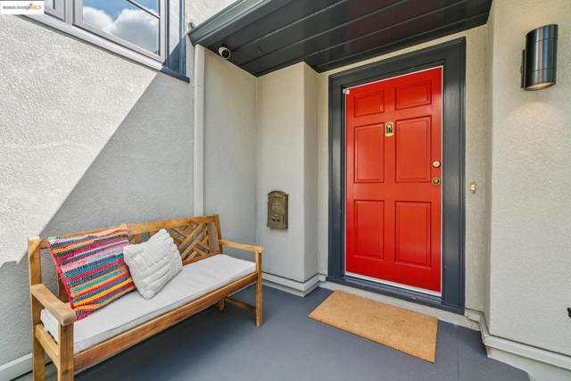 5968 Chabot Crest, Oakland CA: https://media.crmls.org/mediaz/68849380-fe86-42b8-9919-f6ea735613e8.jpg