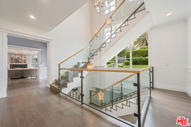126 N Canyon View Drive, Los Angeles CA: https://media.crmls.org/mediaz/68854661-915d-4165-986f-169cec6de3d7.jpg