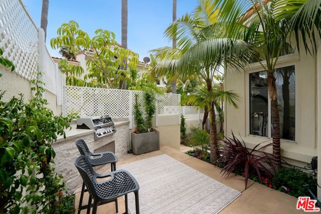 6453 Zuma View Place, Malibu CA: https://media.crmls.org/mediaz/688582e3-b50c-40cc-813a-d10270b15da8.jpg
