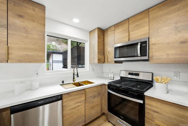 Detail Gallery Image 9 of 44 For 4848 54th St, San Diego,  CA 92115 - 6 Beds | 3 Baths