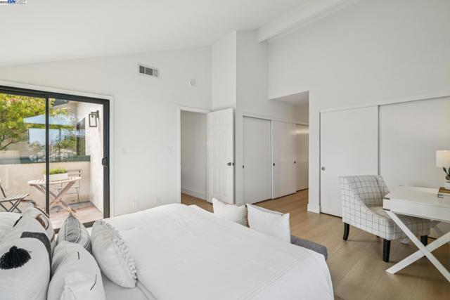 101 Carob Ln, Alameda CA: https://media.crmls.org/mediaz/68861ec7-6c12-47f7-b6b9-d95a0fcb3ad3.jpg