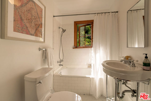 3105 Ledgewood Drive, Los Angeles CA: https://media.crmls.org/mediaz/688664fd-1124-4b95-ac87-36e6a5637c15.jpg