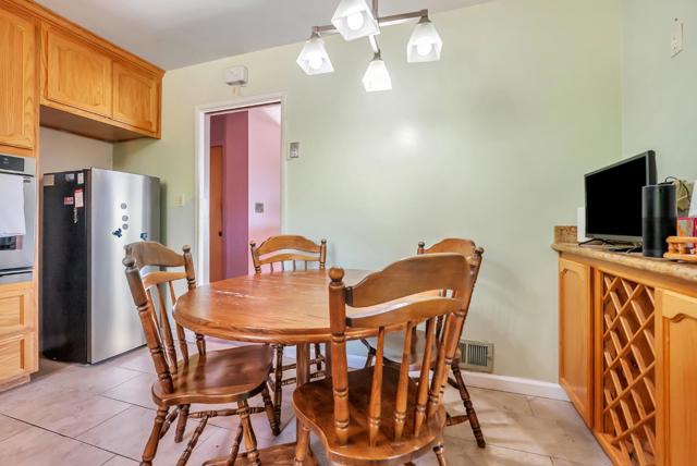 33 Woodcliff Court, Oakland CA: https://media.crmls.org/mediaz/68867ee4-14a6-417a-ae71-52ee2bbc9440.jpg