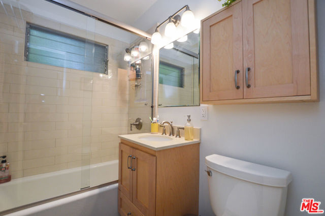 11136 Lucerne Avenue, Culver City CA: https://media.crmls.org/mediaz/6887796e-9916-48d4-ab04-08a01d6d9934.jpg